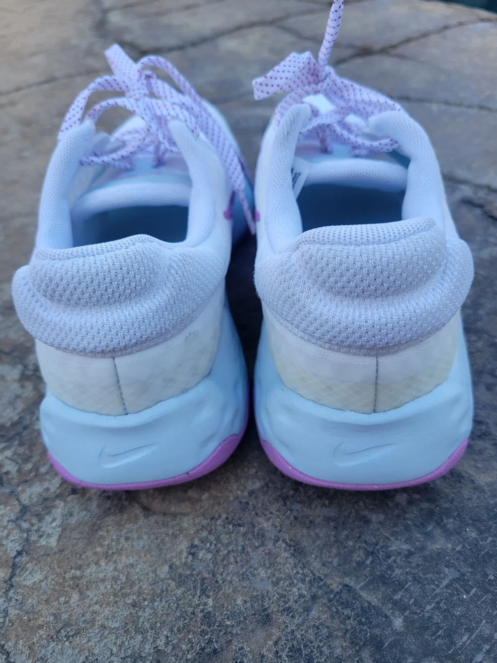 Nike Women’s White Running Shoes with Purple Accent like brand new - Picture 3 of 4